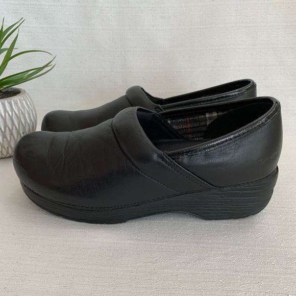 Sketchers Tone Ups Black Leather Comfort Clogs Woman’s 10 - Picture 3 of 15